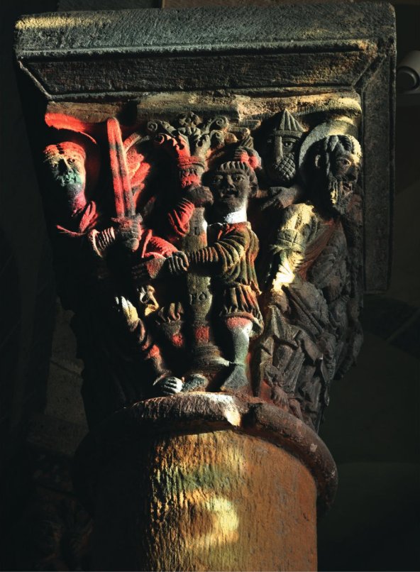 Chapiteau polychrome sculpté de l’église romane de Saint-Nectaire, éclairé par la lumière solaire